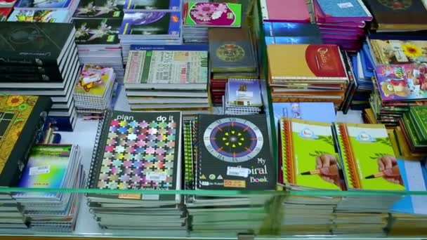 CHENNAI, INDIA - 05 DE ABRIL DE 2019: Regreso al concepto escolar. Compra de papelería en la tienda. portátil, dolly shot — Vídeo de stock
