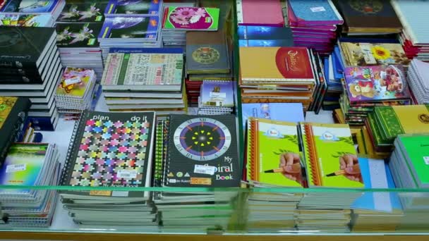 CHENNAI, INDIA - 05 DE ABRIL DE 2019: Regreso al concepto escolar. Compra de papelería en la tienda. portátil, dolly shot — Vídeo de stock