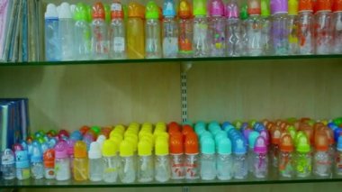 Chennai, Hindistan-05 Nisan 2019: bebek ürünleri, şişeler, Bebek ürün süpermarket raf üzerinde yakın çekim görünümü.