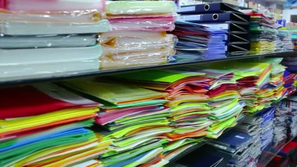 CHENNAI, INDIA - 05 DE ABRIL DE 2019: Una gama de carpetas de archivos de colores y otros equipos escolares que se muestran en la tienda. tienda de papelería cerca de estantes de colores con cubiertas de libros — Vídeos de Stock