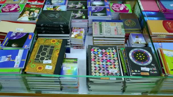 CHENNAI, INDIA - 05 DE ABRIL DE 2019: Regreso al concepto escolar. Compra de papelería en la tienda. portátil, dolly shot — Vídeo de stock