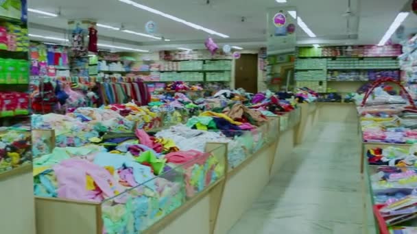 CHENNAI, INDIA - 05 DE ABRIL DE 2019: Estante de bienes de consumo para bebés, productos, pañales, servilletas en el mercado de Tops. (Variedad de productos de limpieza y cuidado en el hogar ) — Vídeos de Stock