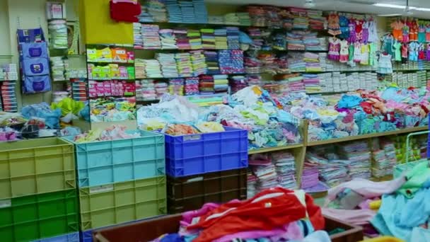 CHENNAI, INDE - 05 AVRIL 2019 : Intérieur du magasin pour enfants. Racks avec vêtements pour enfants dans le magasin de vêtements pour enfants — Video