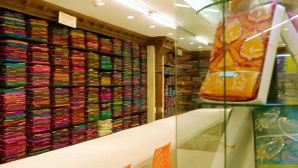 Colorful saris for sale at a market in Chennai, India. Rotating display doing 180 degrees. — Stock Video