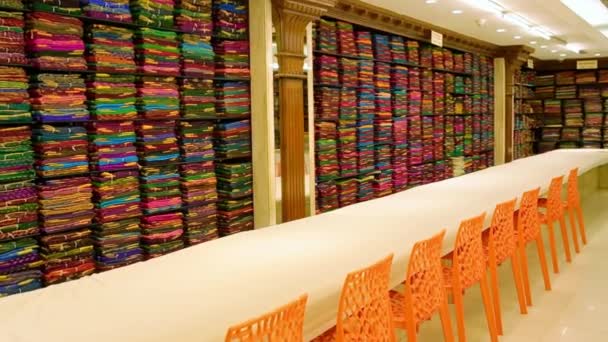 Цех жіночого одягу. Сарі магазин. Індійські традиційні жіночі Сарі одяг на ринку. Доллі — стокове відео