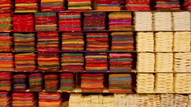 Sari dükkanı. Market Hint geleneksel kadın sari giyim. Hindistan 'da düğün sari alış. Mağaza renkli güzel sari elbiseler lot.