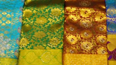 Pazar Hint geleneksel kadın sari giyim shot. Çeşitli çok renkli kadın giyim,