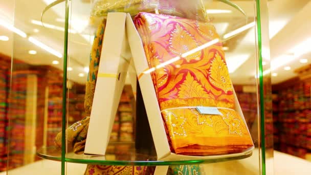 Indische Brautkleider zum Verkauf, rotierendes Display macht 180 Grad. — Stockvideo