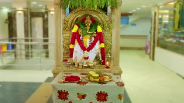Bir Hindu Tanrı Ganesha heykeli, Saravana Stores Alışveriş Merkezi girişinde çekim yakın. Dolly