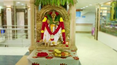 Bir Hindu Tanrı Ganesha heykeli yakın çekim, Saravana Stores Alışveriş Merkezi girişi