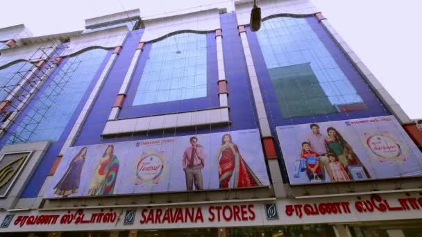 CHENNAI, INDIA - 05 DE ABRIL DE 2019: Saravana almacena el exterior del edificio, Un exterior de la mañana estableciendo tiro. calle concurrida . — Vídeo de stock