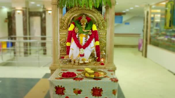 Primer plano de una estatua de Ganesha dios hindú, entrada a las tiendas Saravana centro comercial. Dolly. — Vídeos de Stock