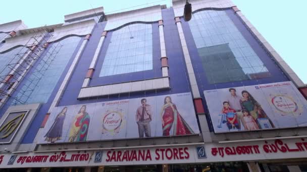 CHENNAI, ÍNDIA - 05 de abril de 2019: Saravana armazena prédio exterior, A morning exterior establishing shot. rua movimentada . — Vídeo de Stock