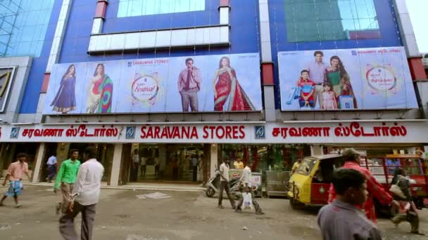 CHENNAI, INDIA - APRILE 05, 2019: Saravana negozi edificio esterno, Una mattina esterno stabilire colpo. strada trafficata . — Video Stock