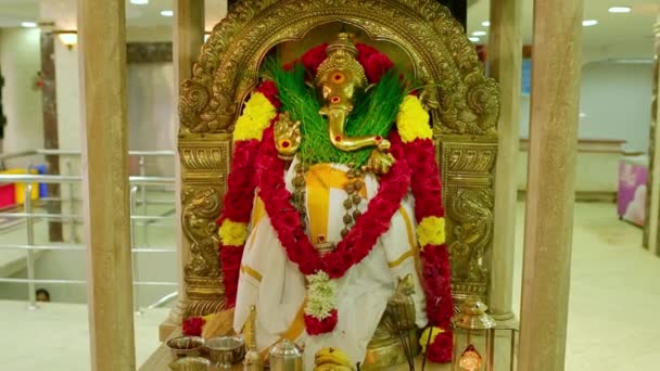 Moviéndose de cerca plano extremo de una estatua que representa el dios hindú Ganesha. Entrada a las tiendas Saravana Shopping Mall — Vídeo de stock