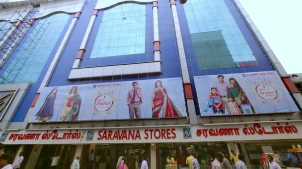CHENNAI, INDIA - APRILE 05, 2019: Saravana negozi edificio esterno, Una mattina esterno stabilire colpo. strada trafficata . — Video Stock