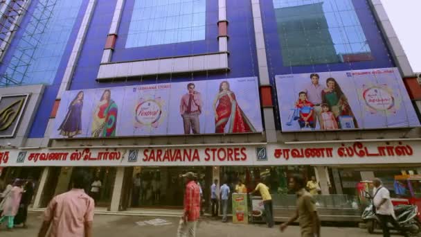 CHENNAI, INDIA - 05 DE ABRIL DE 2019: Saravana almacena el exterior del edificio, Un exterior de la mañana estableciendo tiro. calle concurrida . — Vídeo de stock