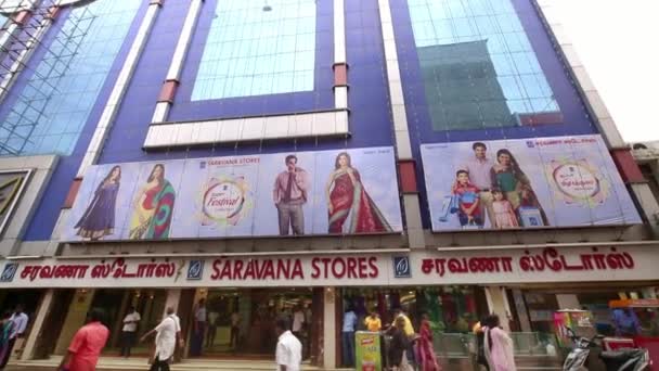 CHENNAI, INDIA - 05 DE ABRIL DE 2019: Saravana almacena el exterior del edificio, Un exterior de la mañana estableciendo tiro. gente moviendo calle ocupada . — Vídeo de stock