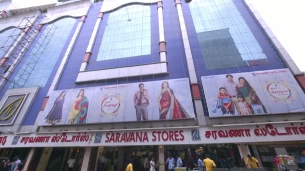 CHENNAI, INDIA - APRILE 05, 2019: Saravana negozi edificio esterno, Una mattina esterno stabilire colpo. persone in movimento — Video Stock