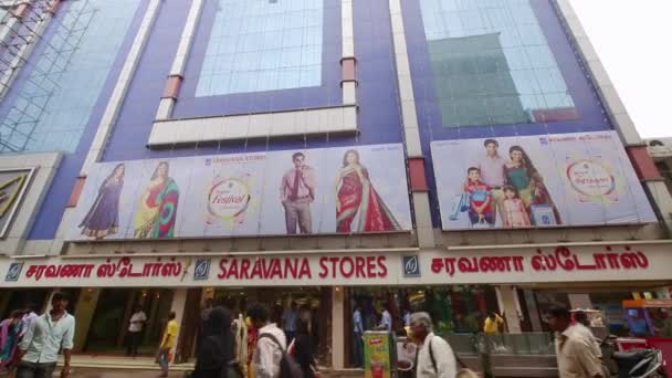 CHENNAI, INDIA - APRILE 05, 2019: Saravana negozi edificio esterno, Una mattina esterno stabilire colpo. persone in movimento — Video Stock