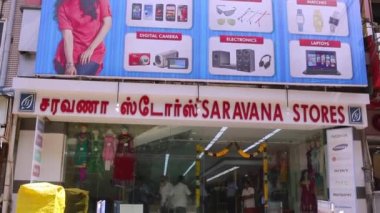 Chennai, Hindistan - 05 Nisan 2019: Saravana mağazaları bina dış çekim kurma.