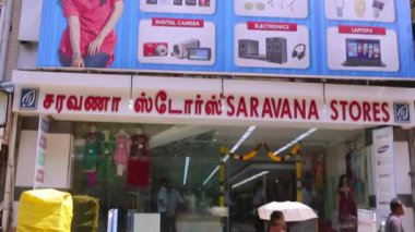 Chennai, Hindistan - 05 Nisan 2019: Saravana mağazaları bina dış çekim kurma.
