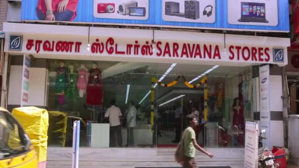 Τσεννάι, Ινδία-05 Απριλίου, 2019: η Saravana αποθηκεύει εξωτερικούς χώρους, μια πρωινή εξωτερική δημιουργία με πυροβολισμό. — Αρχείο Βίντεο
