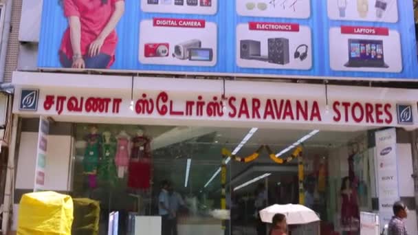 Τσεννάι, Ινδία-05 Απριλίου, 2019: Saravana καταστήματα κτίριο εξωτερική δημιουργία βολή. — Αρχείο Βίντεο