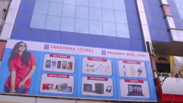 Τσεννάι, Ινδία-05 Απριλίου, 2019: η Saravana αποθηκεύει εξωτερικά το κτίριο, μια πρωινή εξωτερική δημιουργία με πυροβολισμό. Είσοδος εμπορικού κέντρου — Αρχείο Βίντεο