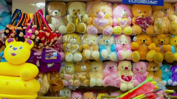 Мягкие игрушки для детей в супермаркете . — стоковое видео