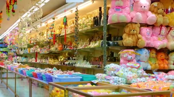Фаршировані іграшки в подарунковому магазині — стокове відео