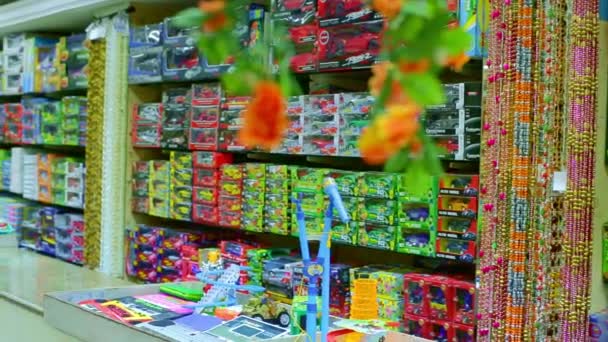 Chennai, Indie-05 kwietnia, 2019: Wnętrze sklepu dla dzieci. Zabawki dla dzieci na półkach w indyjskim sklepie z zabawkami. — Wideo stockowe
