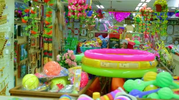 Chennai, indien - 05. april 2019: innenraum des kids store. Kinderspielzeug in den Regalen eines indischen Spielwarenladens. Schaufenster eines Schmuckgeschäfts — Stockvideo