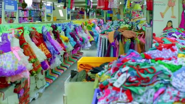 Chennai, India-05 april 2019: Kids Dress Shop, winkel van dameskleding. Damesslipje op hangers in een winkel. — Stockvideo