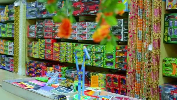 CHENNAI, INDIA - 05 DE ABRIL DE 2019: Interior de la tienda infantil. Juguetes para niños en estanterías en la tienda de juguetes india . — Vídeos de Stock