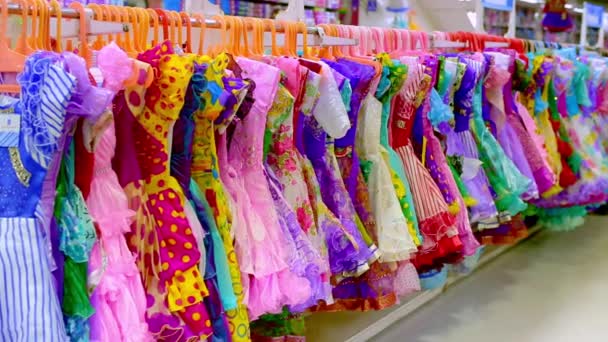 Interieur van de kidsstore. Racks met kinderen kleding en schoen display wand planken in kinderkleding winkel. — Stockvideo