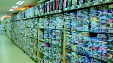 güzel lüks giysi mağaza ve alışveriş merkezi iç, çocuklar mağaza Iç. süpermarket Mağazası (giyim bölümü)