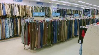 güzel lüks giysi mağaza ve alışveriş merkezi iç, çocuklar mağaza Iç. süpermarket Mağazası (giyim bölümü)