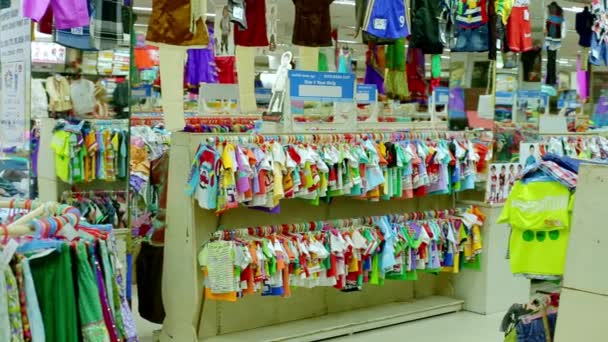 Hermosa tienda de ropa de lujo y centro comercial interior, interior de la tienda de niños. tienda de supermercados (sección Ropa) ) — Vídeos de Stock