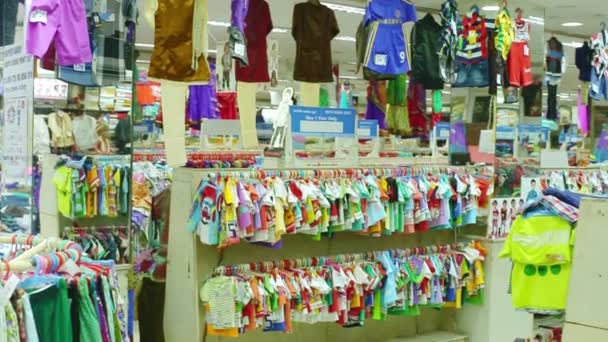 Bellissimo negozio di vestiti di lusso e interni del centro commerciale, interno del negozio per bambini. supermercato (sezione Abbigliamento ) — Video Stock