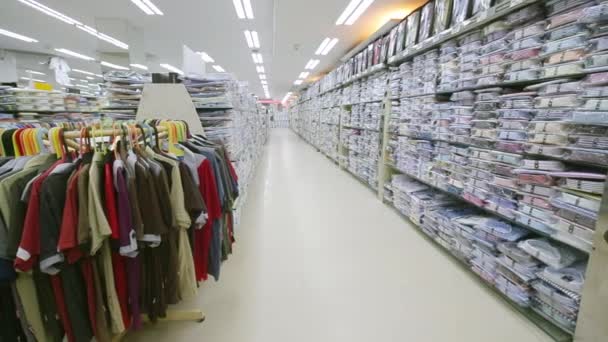 Bela loja de roupas de luxo e shopping center interior, interior da loja de crianças. supermercado loja (seção de roupas ) — Vídeo de Stock