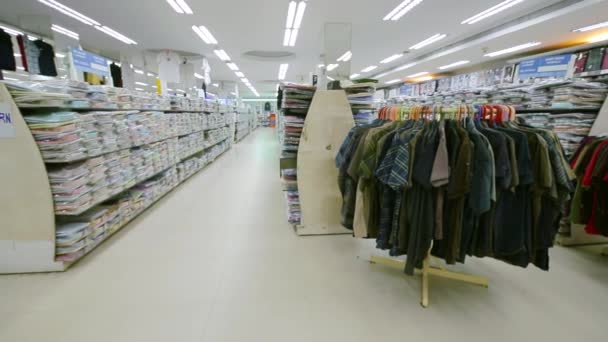 Hermosa tienda de ropa de lujo y centro comercial interior, interior de la tienda de niños. tienda de supermercados (sección Ropa) ) — Vídeos de Stock