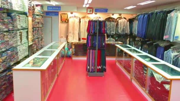Vacker lyx kläd affär och Köp centrum interiör, interiör av barn butik. varuhus (kläd sektion) — Stockvideo