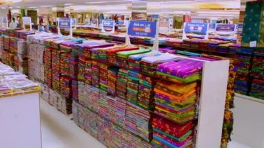 Chennai, Hindistan-05 Nisan 2019: kadın giyim dükkanı. Sari dükkanı. Hindistan 'da düğün sari alış. Mağaza renkli güzel sari elbiseler lot.