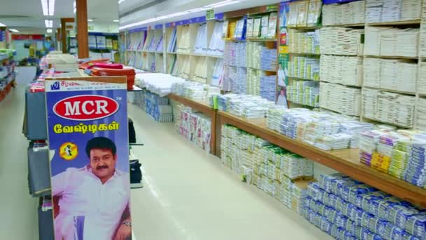 Chennai, Indie-duben 05, 2019: krásné luxusní oděvy a interiér nákupního střediska, interiér obchodu s dětmi. prodejna supermarketů (oddělení oděvů) — Stock video