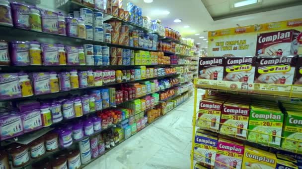 CHENNAI, INDIA - 05 DE ABRIL DE 2019: Exhibición del paquete de bebidas saludables en venta en el supermercado. Imagen interior del supermercado City — Vídeos de Stock