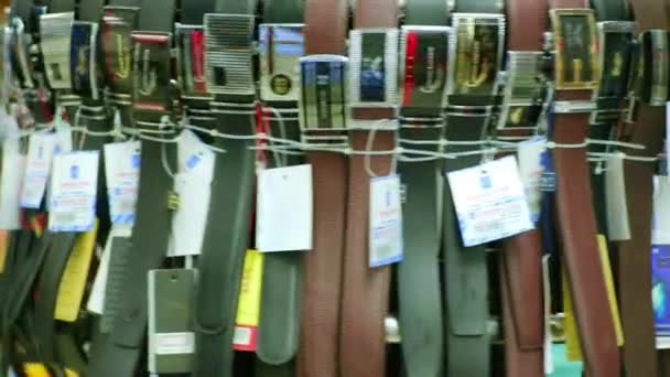 CHENNAI, INDIA - 05 DE ABRIL DE 2019: Variedad de cinturones de cuero gira con colores brillantes de moda en la tienda — Vídeo de stock