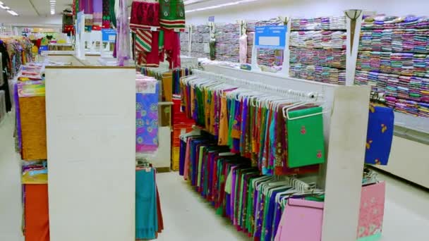 Chennai, indien - 05. april 2019: schöne luxus-bekleidungsgeschäft und einkaufszentrum interieur, interieur von kids store. Supermarkt (Bekleidungsabteilung)) — Stockvideo