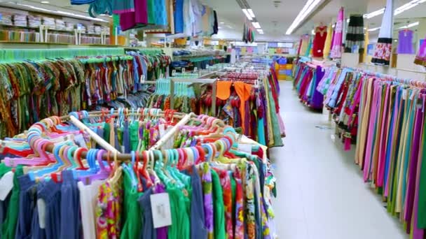印度钦奈-2019年4月5日: 顾客在折扣布店购物, 成堆的布在店内, 价格低廉。超市里的许多廉价服装店. — 图库视频影像
