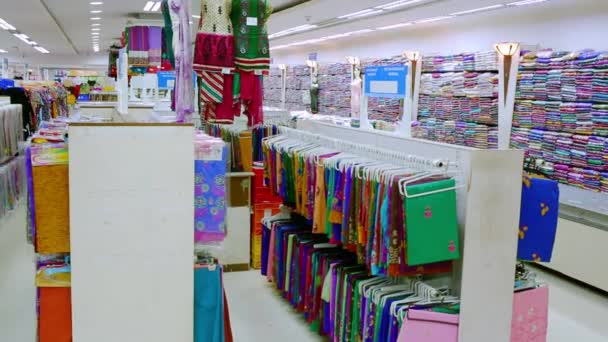 CHENNAI, INDE - 05 AVRIL 2019 : Magnifique magasin de vêtements de luxe et centre commercial intérieur , — Video